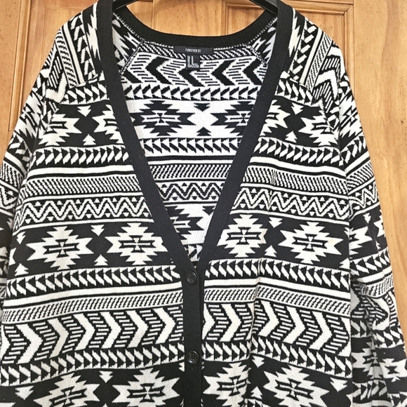 Forever 21 Women's Button Front Black & White Aztec Cardigan Sweater, Size M - Picture 3 of 8